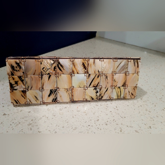 VTG (90s) Butterfly Faux Shell Lucite Handbag in Cream and Brown - Picture 5 of 8